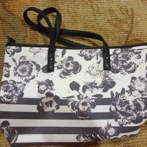 Kensie Black and White bag - like new